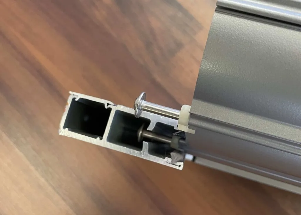 End-retention pin locking a 63 mm HD Solid slat into the guide rail