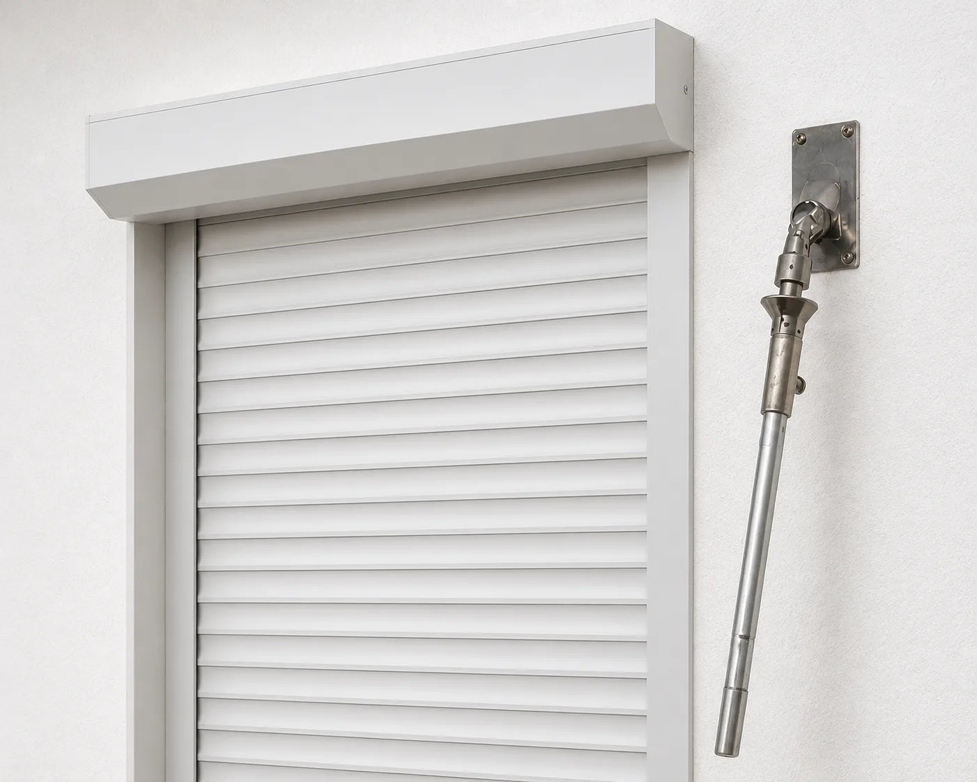 Manual override crank for a rolling shutter