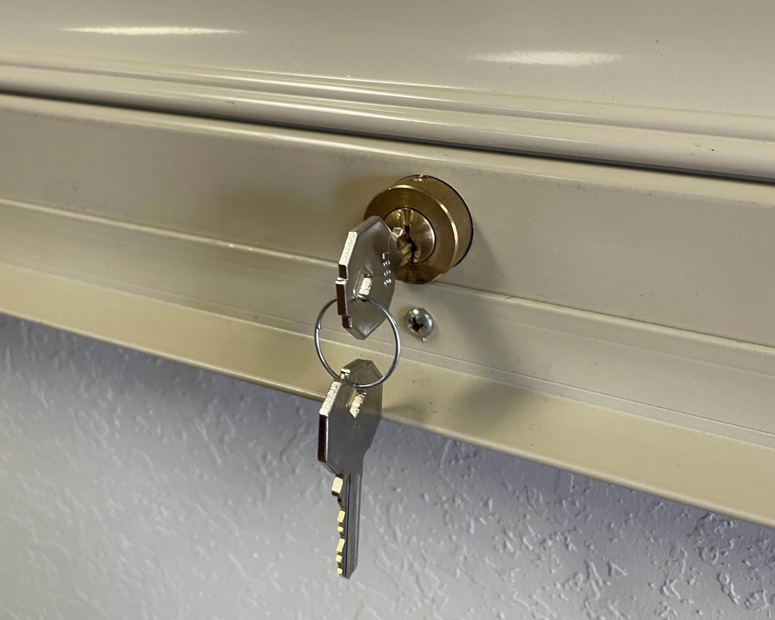 Key lock securing a rolling shutter